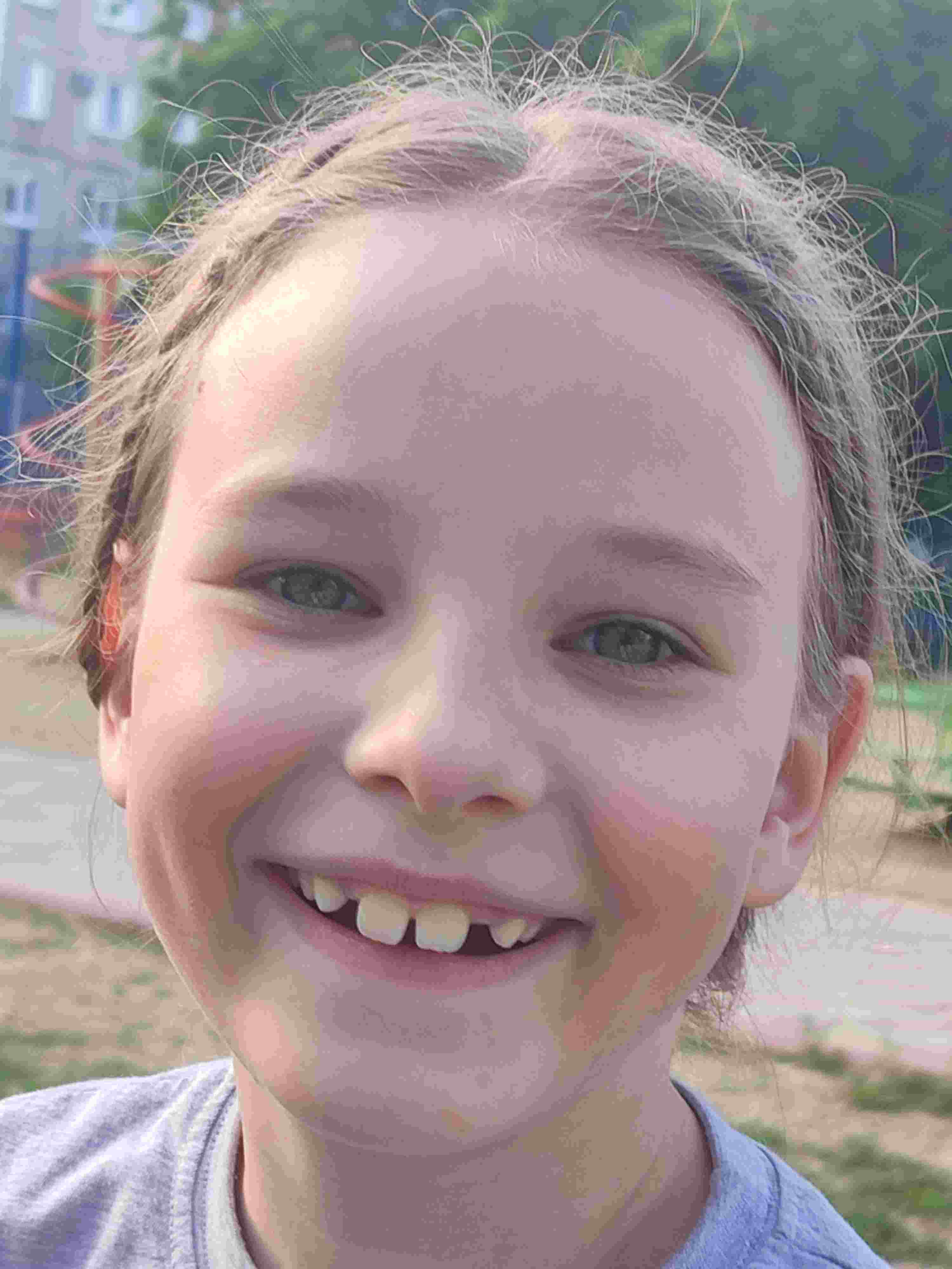 Улыбкой своей откроешь сто дверей