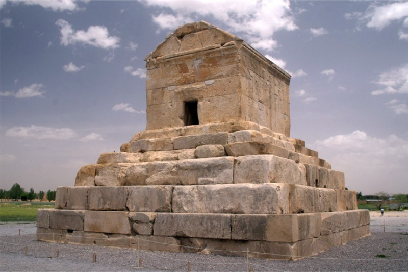 Пленник приносит Искендеру Нистандарджихан