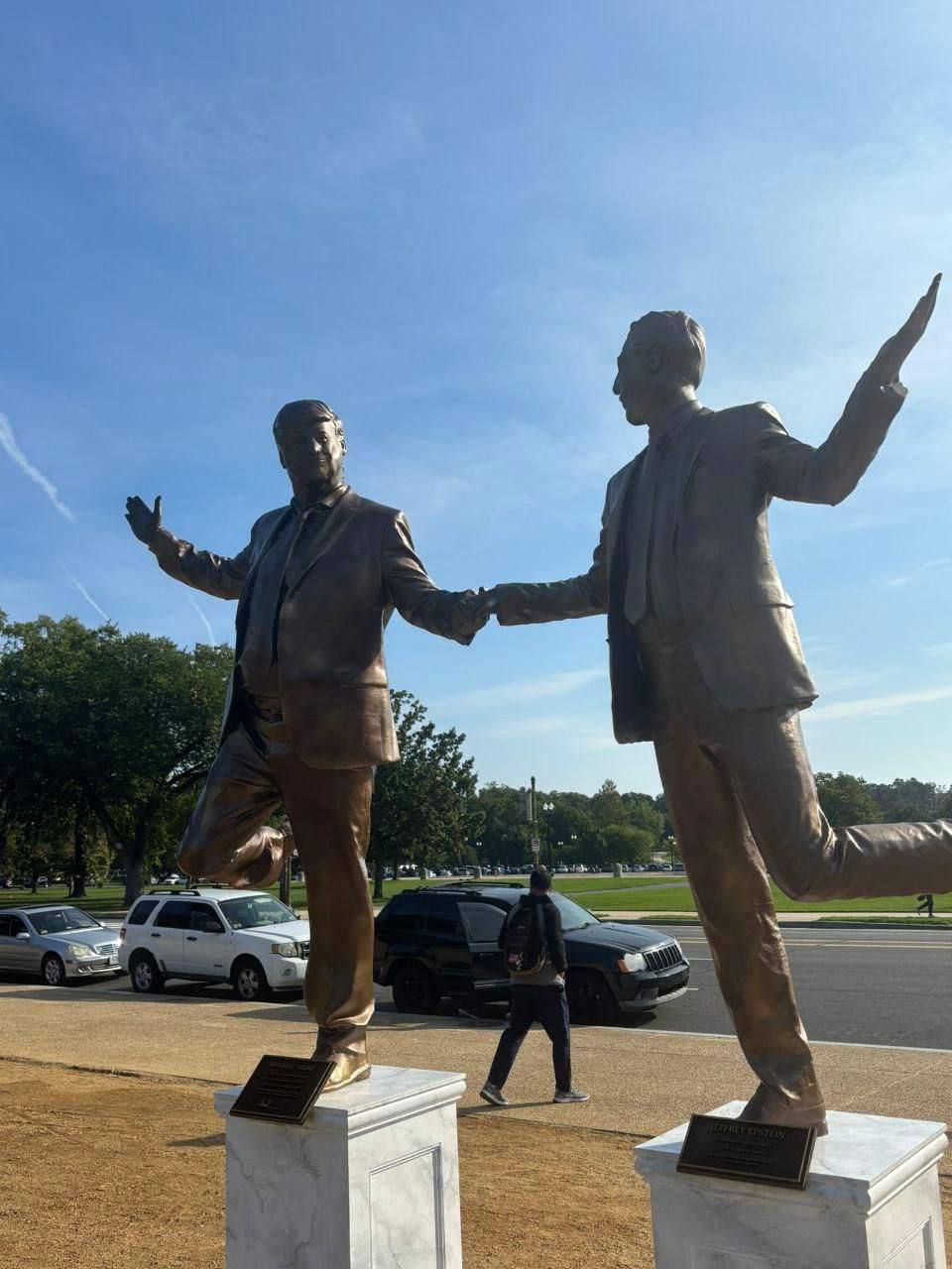 Монумент перед Капитолием. 25 сентября 2025