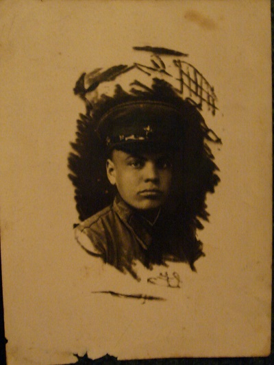 Спит солдат под соснами родными...