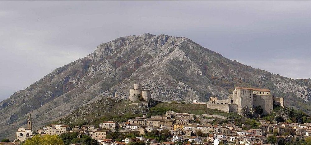 Замок и башня Монтесаркьо, Кампания, Италия