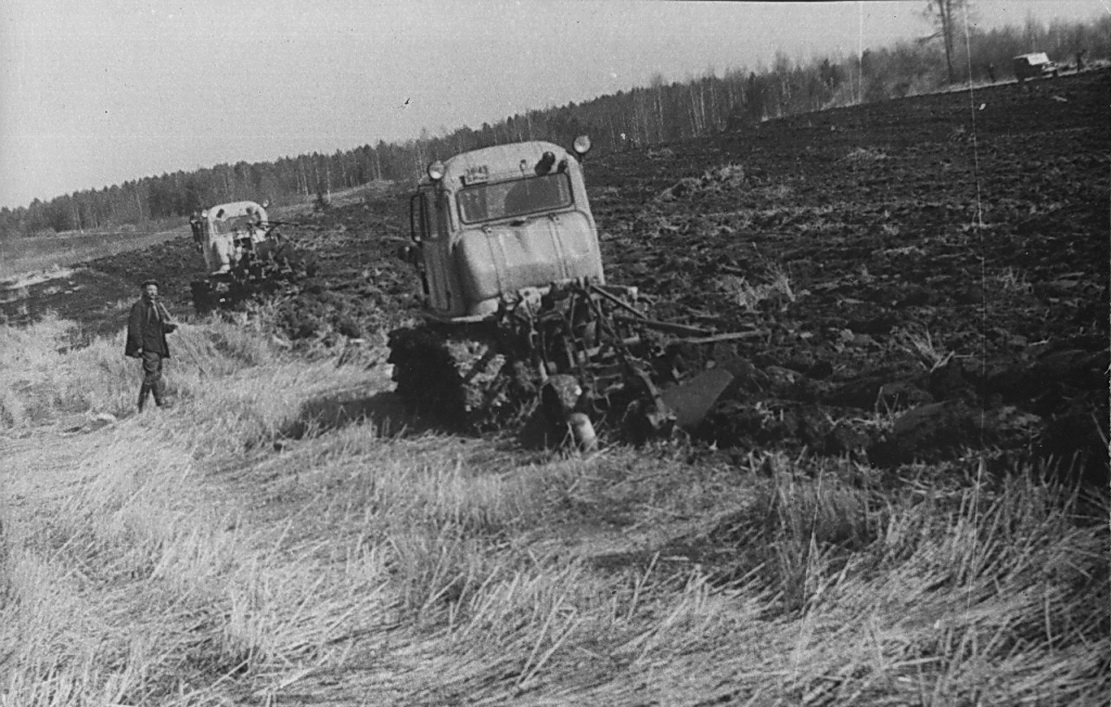 Так в СССР поднимали осеннею зябь