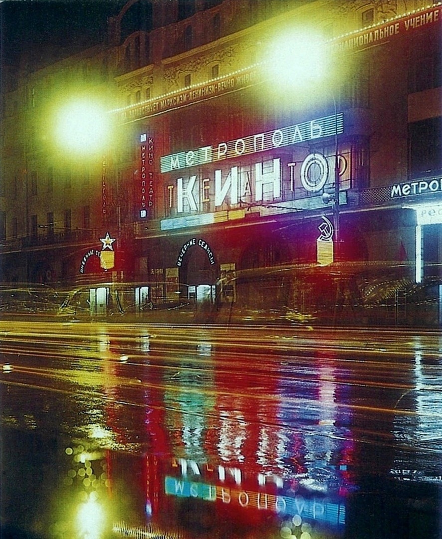 Дождь роится над бульваром...