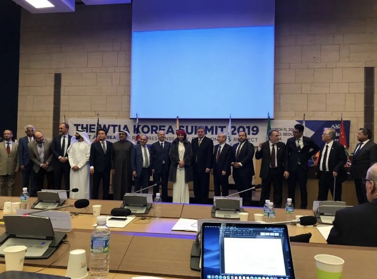 Кого учат уроки истории?