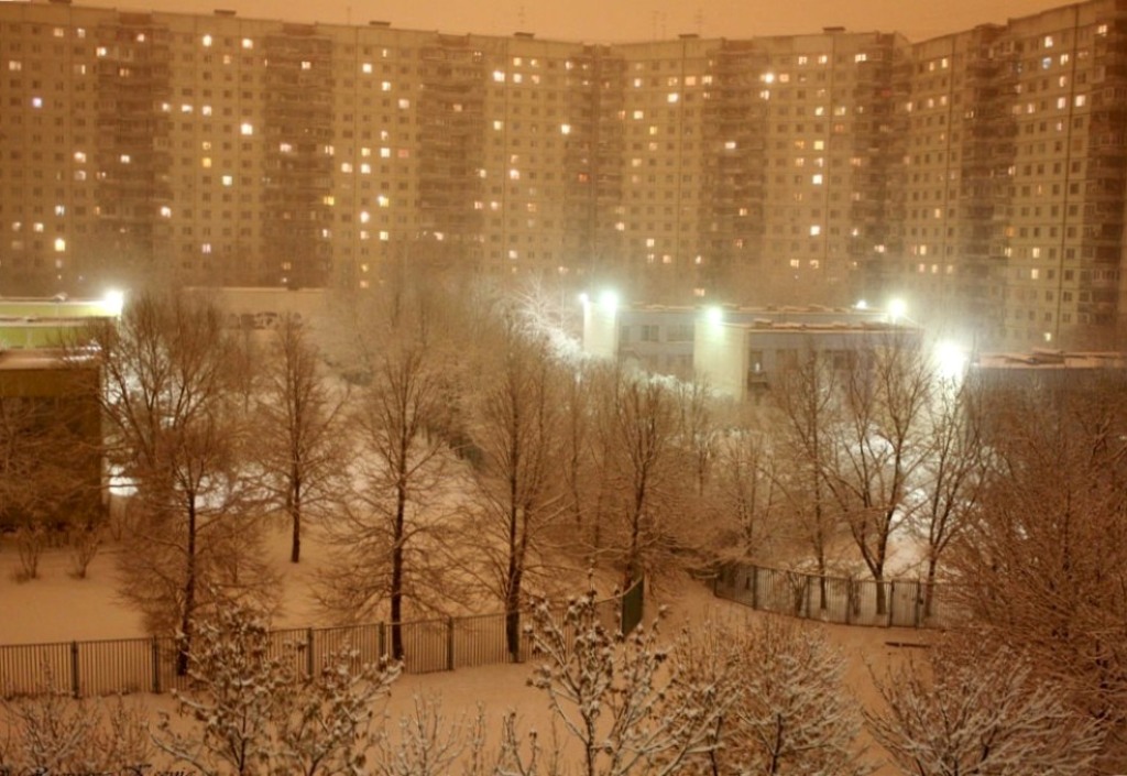 Тучи громадные в небе не спят...