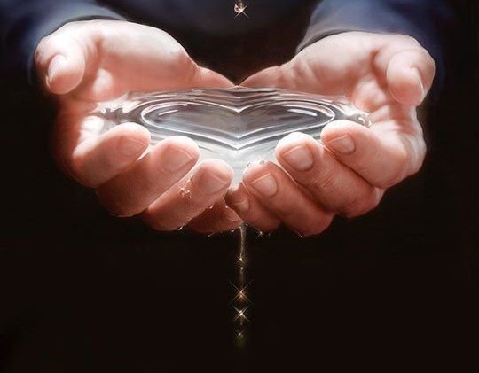 Из твоих ладоней пью я грусть