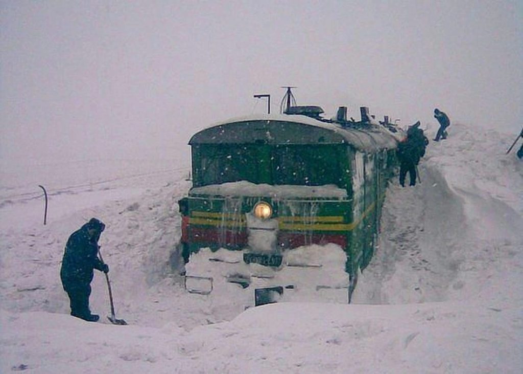 Среди ветров, снегов, мороза...
