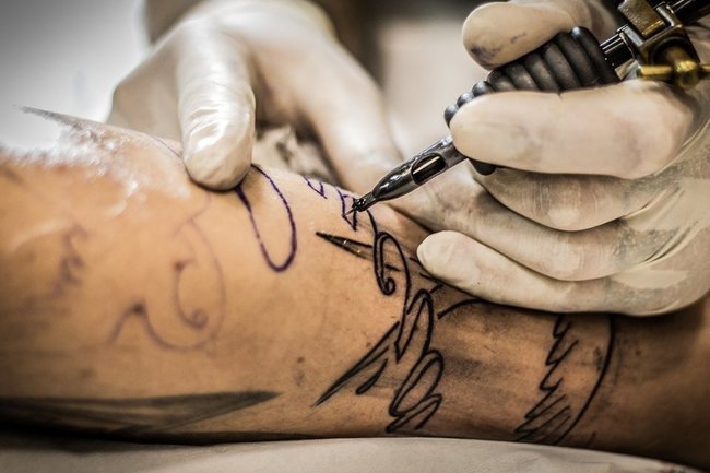 Показывать себя, а не татуировки