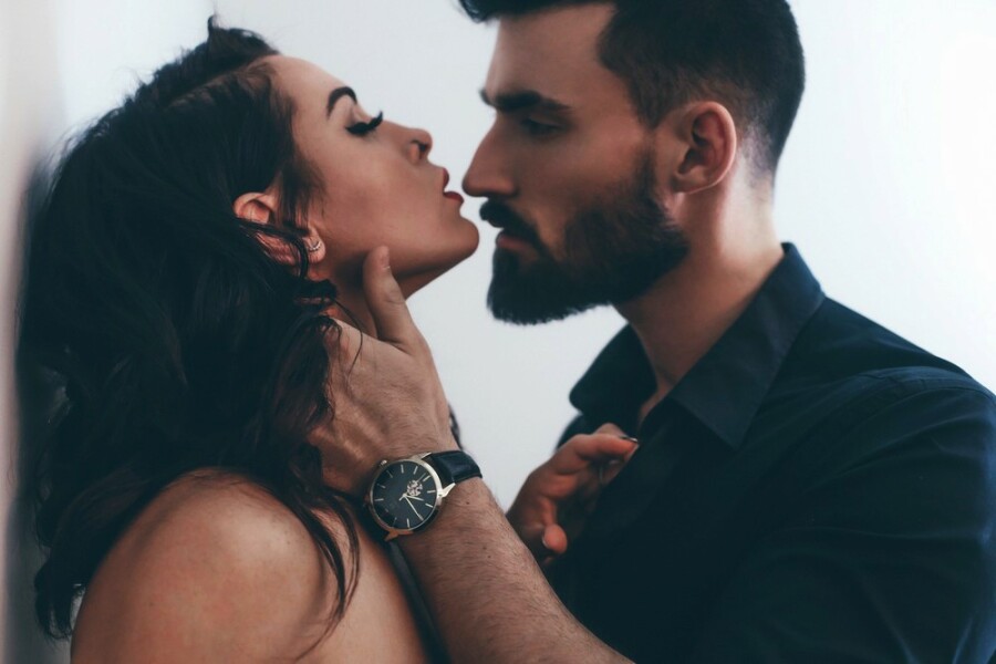 Она его добровольная пленница