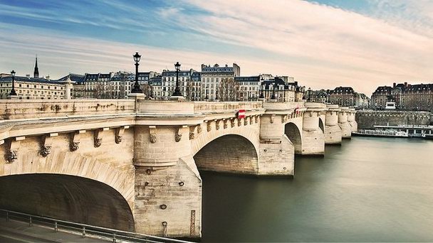 Поэт на Новом мосту в Париже