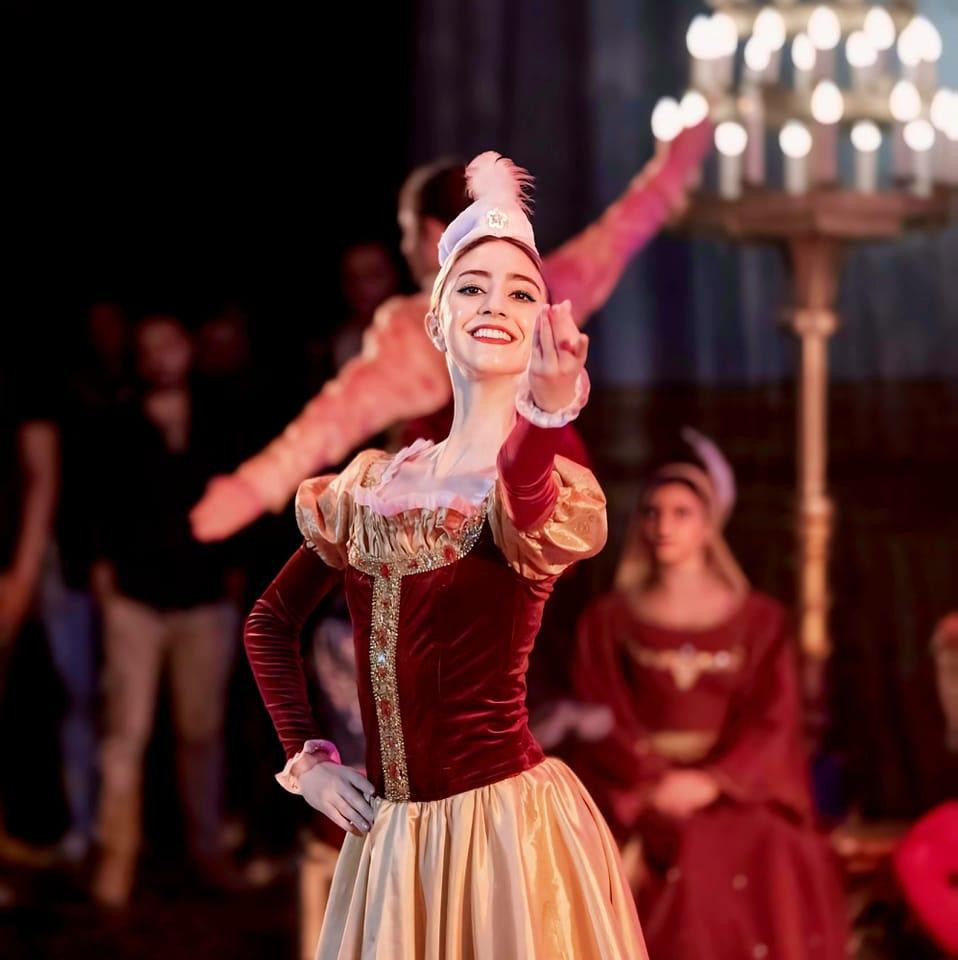 Талантливая греческая балерина