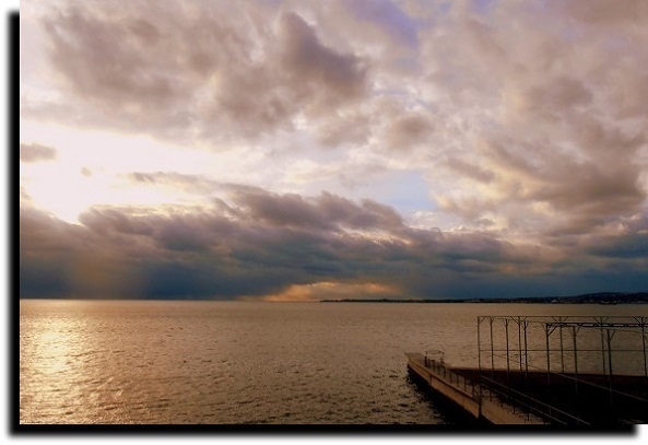 И цени эту нежность осенних минут...