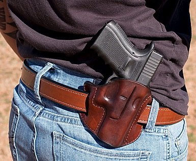 Под утро город обнял рыхлый снег