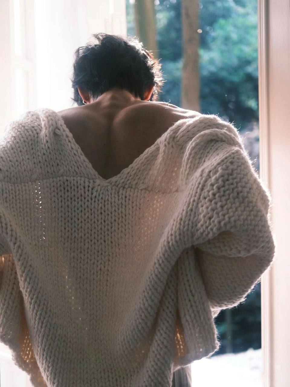 Она созерцает ноябрь. Меланхолия рядом