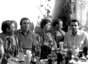 На лавочке у подъезда. ч. 32