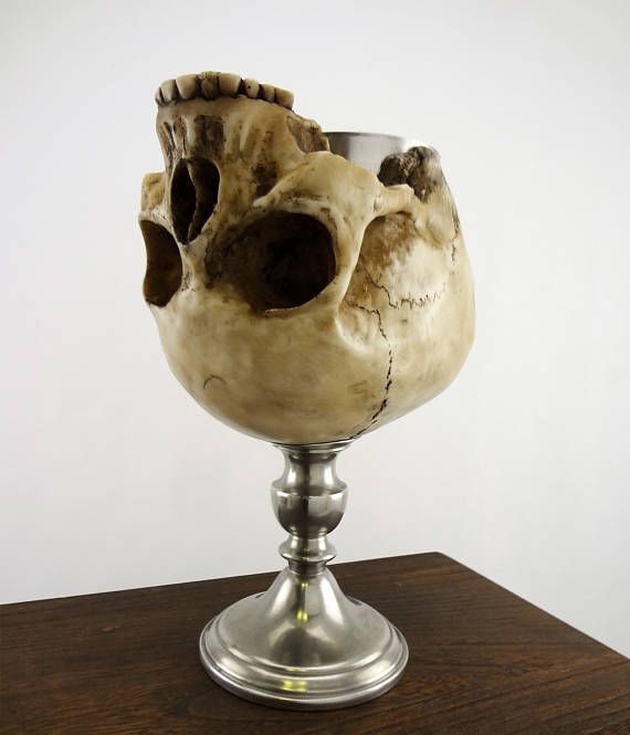 Заздравная чаша из черепа врага