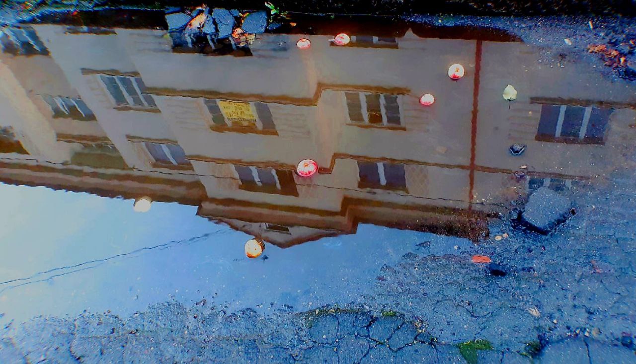 Яблочный дождь барабанит по крышам