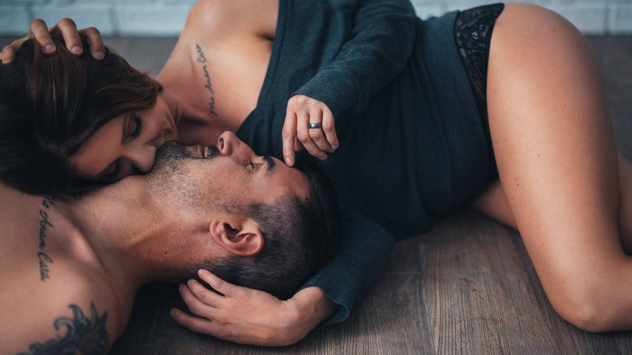 Он любит доводить её до пика