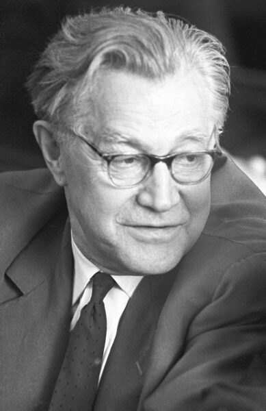 Бьется в тесной печурке огонь. Алексей Сурков